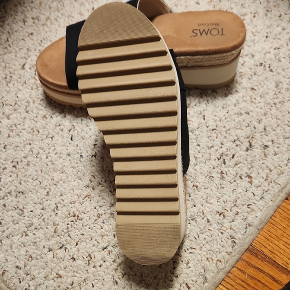 TOMS Black and Tan Platform Slides - Picture 2 of 2